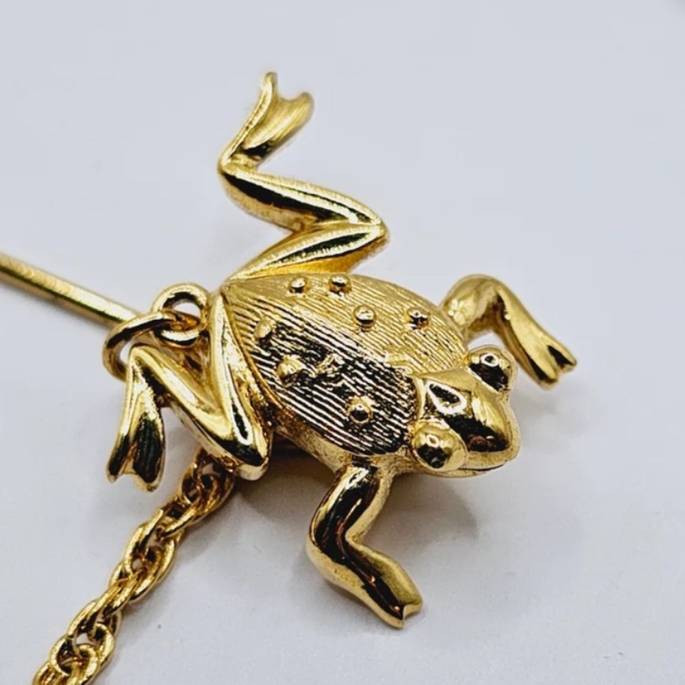Vintage Trifari Gold Plated Frog and Lily Pad Stick Brooch - Picture 7 of 10
